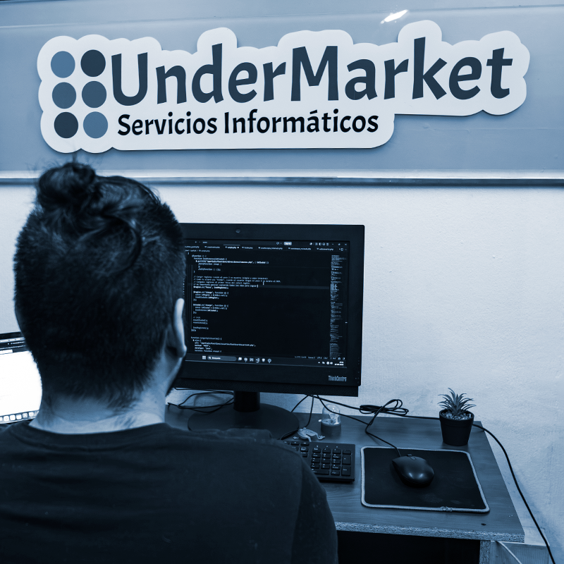 Profesional de UnderMarket desarrollando una solución tecnológica
